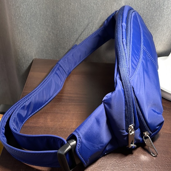 Travelon Anti Theft Slim Waist Pack - Picture 2 of 9